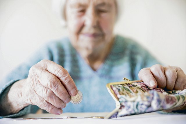 Geld zählen gehört für viele Rentner*innen in Deutschland zum Alltag. Über 42 Prozent leben unter der Armutsgrenze.