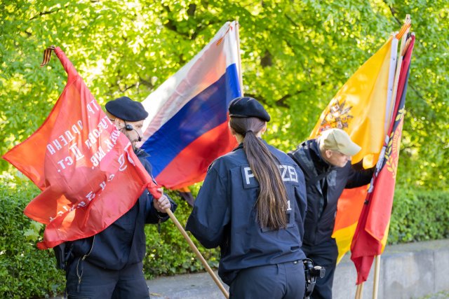 Auch am 9. Mai 2023 schon kontrollierte die Polizei die zum sowjetischen Ehrenmal im Treptower Park mitgebrachten Fahnen.