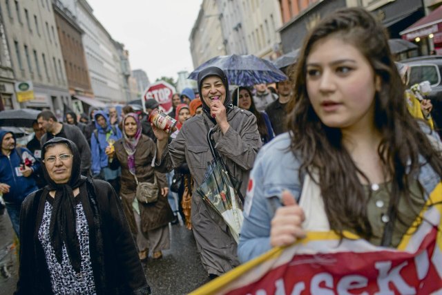 Berliner*innen protestieren gegen die Verdrängung sozialschwacher Gruppen. Das betrifft »rassistisch markierte Personen« besonders.