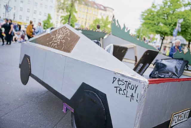 »Tesla zerstören«: Auch in Berlin will Disrupt diese Woche gegen Tesla vorgehen. In Kreuzberg positionierten sich Aktivist*innen Ende April künstlerisch.