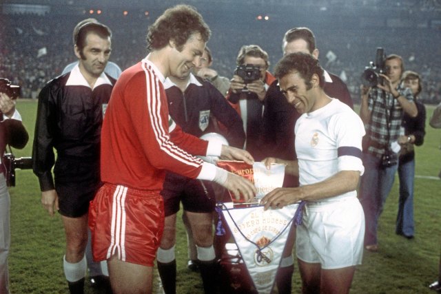 Historisch: Der erste Wimpeltausch im Europapokal zwischen den Bayern mit Beckenbauer (l.) und Real mit Amancio im März 1976