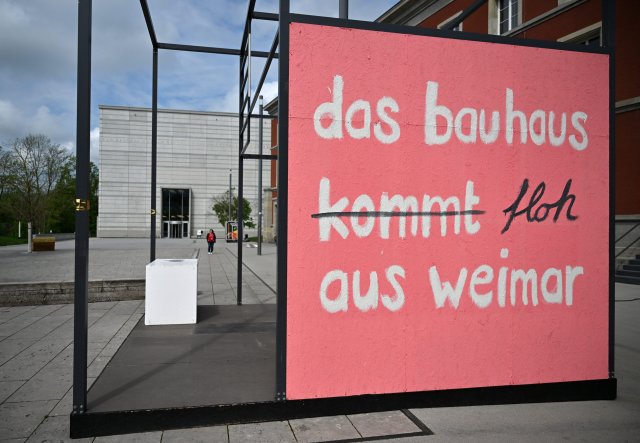 »das bauhaus floh aus weimar« steht auf der Wand eines Pavillons vor dem Bauhaus Museum Weimar. In Weimar wird das neue Museum Zwangsarbeit im Nationalsozialismus eröffnet. Parallel dazu beginnt die umfangreiche Sonderausstellung »Bauhaus und Nationalsozialismus«.
