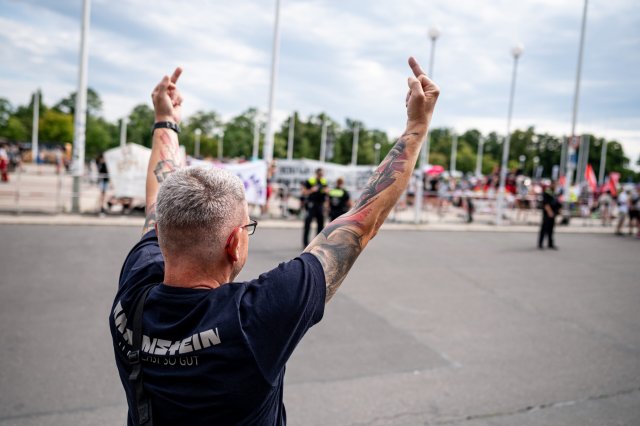 Rammstein-Tour Juli 2023: Ein Fan reagiert auf die Demonstration »Kein Rammstein-Konzert in Berlin!«.