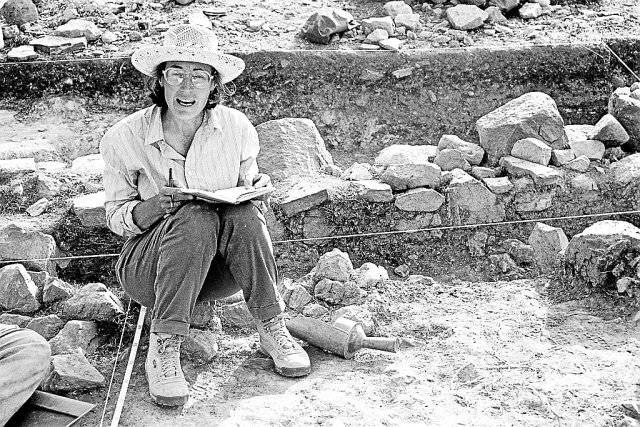 Die feministische Archäologin Jona Gero in der Ausgrabungsstätte Queyash in Peru, 1988