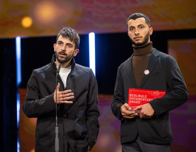 Die Regisseure Yuval Abraham (l) und Basel Adra stehen während der Preisverleihung bei der Abschlussgala im Berlinale Palast auf der Bühne. Ihre Reden wurden danach als »Skandal« diskutiert.