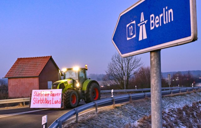Bauernblockade an der Autobahn A12 in Richtung Berlin