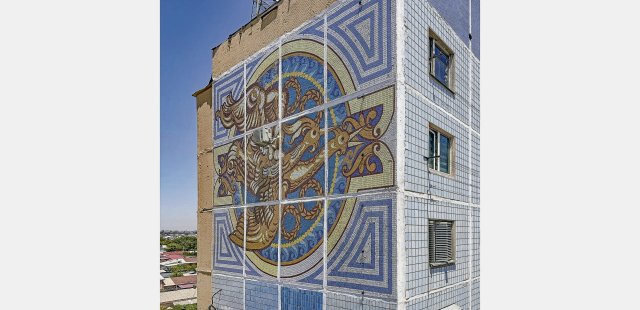 Mosaik an der Fassade eines Gebäudes in Taschkent, von Alexander...