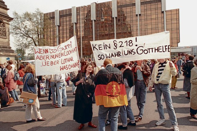 DDR-Bürger demonstrierten am 22. April 1990 vor der Volkskammer in Berlin gegen eine Übernahme des bundesdeutschen Abtreibungsgesetzes.