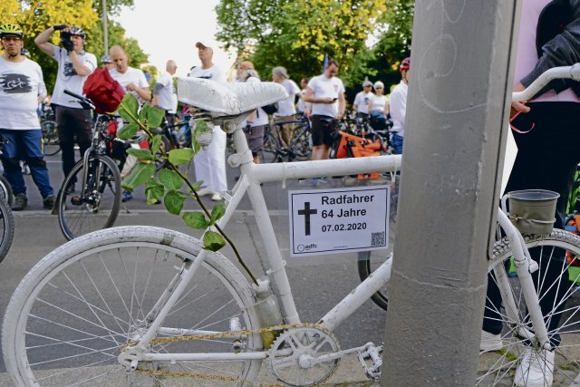 Ein weißes Fahrrad erinnert an einen verstorbenen Radfahrer.