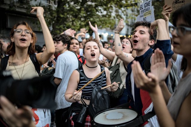Protest in Buenos Aires gegen die von Milei verordneten Kürzungen im Kulturbereich