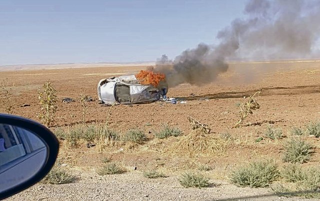 Die Folgen eines türkischen Drohnenangriffs auf ein Auto im syri...