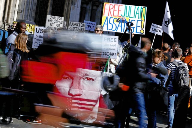 Anhänger von Wikileaks-Gründer Julian Assange fordern von dem Ob...