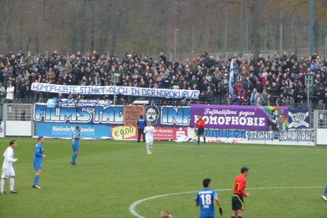 Beim Spiel des SV Babelsberg gegen Darmstadt zeigten die Fans am Samstag Flagge und holten das Aktionsbanner von "Fußballfans gegen Homophobie" in die Kurven des Karl-Liebknecht-Stadions.