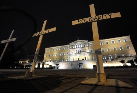 Freiheit, Würde, Solidarität - hier symbolisch beerdigt vor dem griechischen Parlament auf dem Syntagma-Platz in Athen