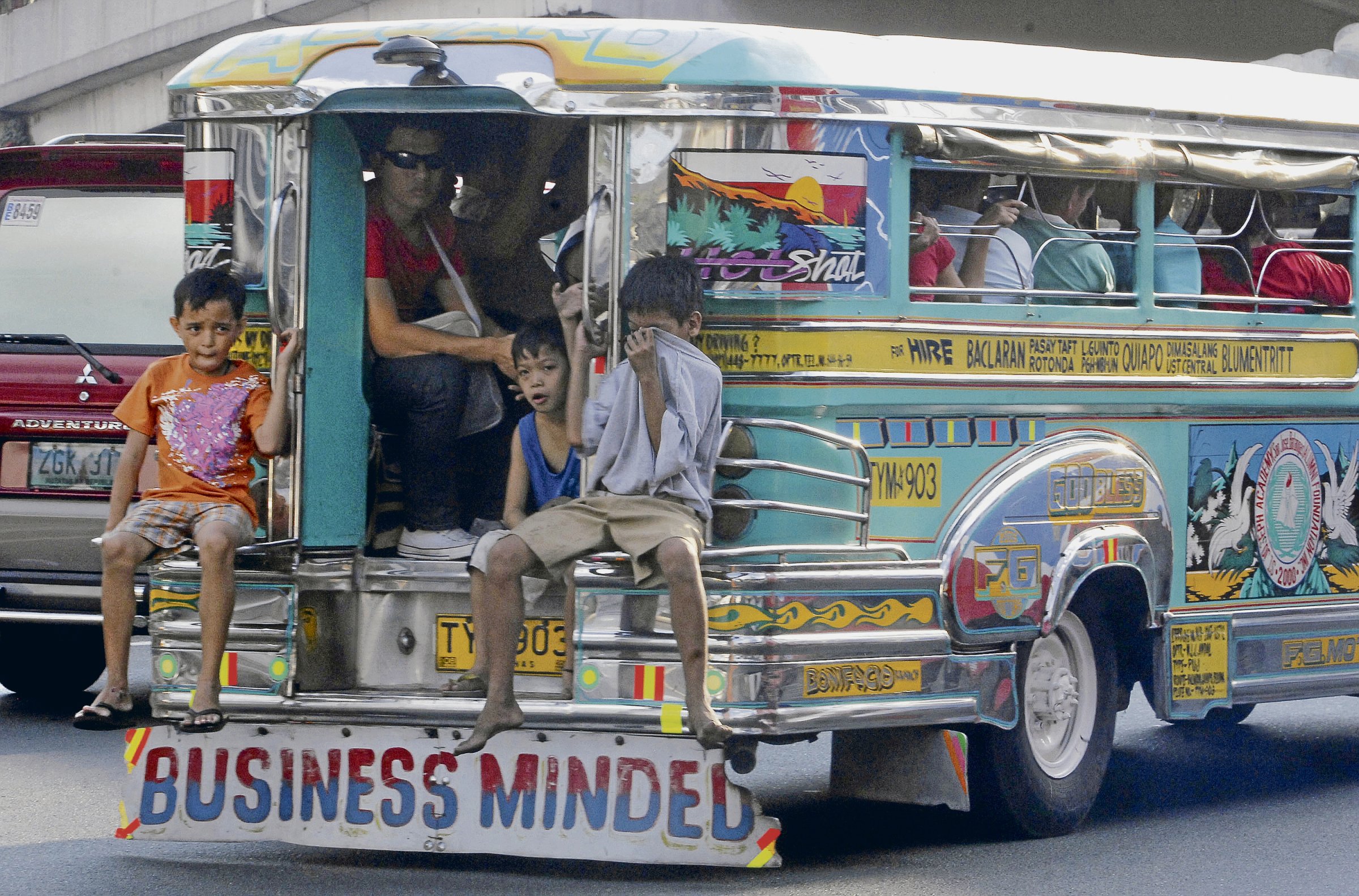 Minibus à Manille : une protection climatique coûteuse : la fin des « Jeepneys » philippins