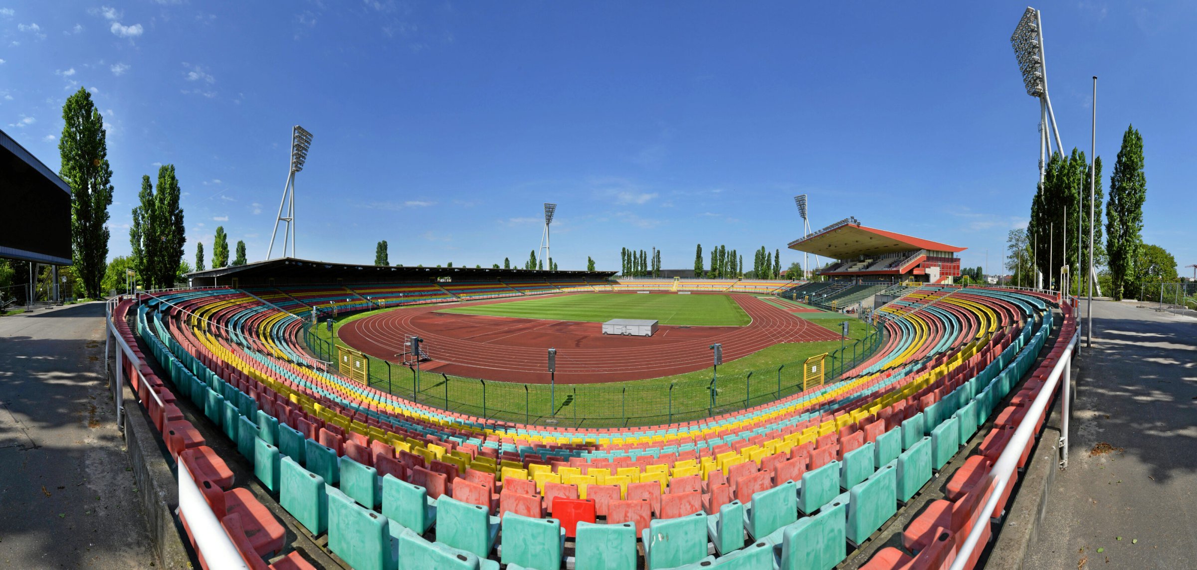 Ostmoderne-Friedrich-Ludwig-Jahn-Sportpark-Baggerschaufeln-vorm-Sportpark