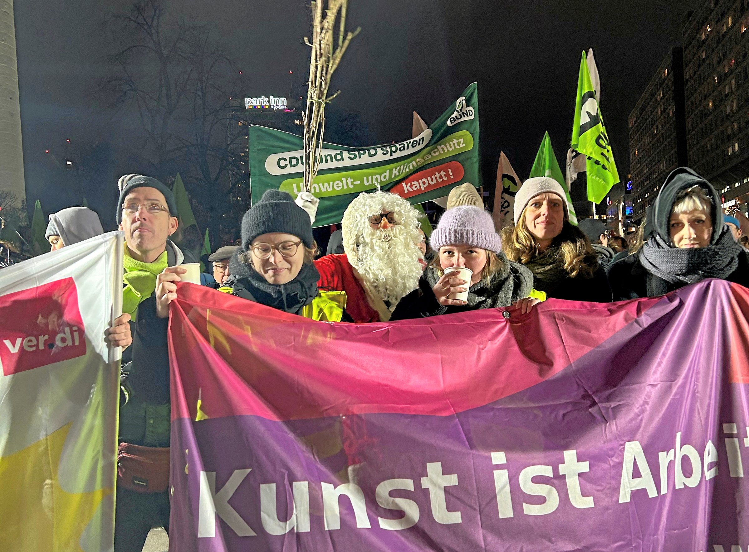 Proteste-gegen-Haushaltsk-rzungen-Unk-rzbar-und-unteilbar