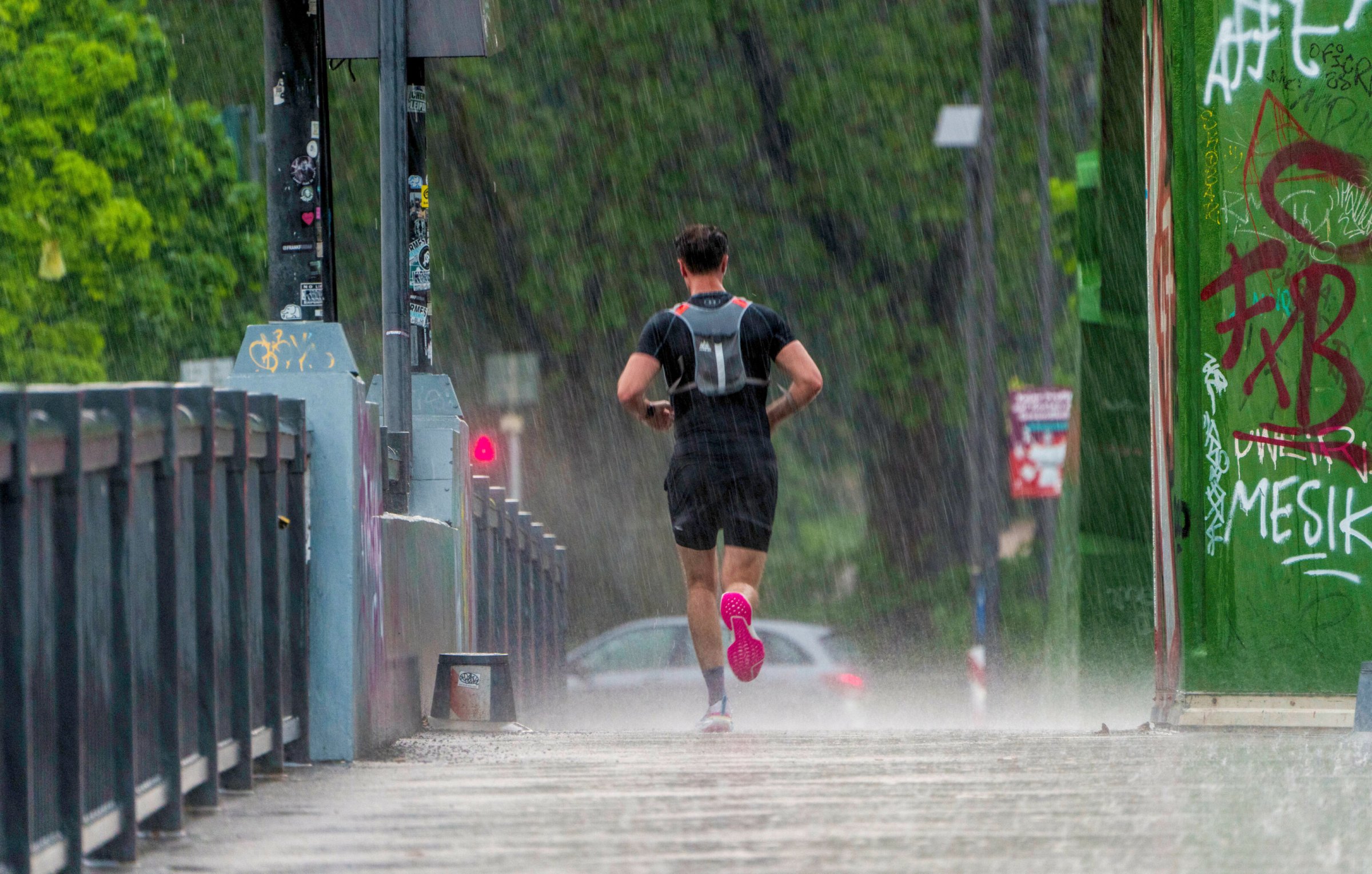 Probetraining-Im-Regen-stehen-und-laufen