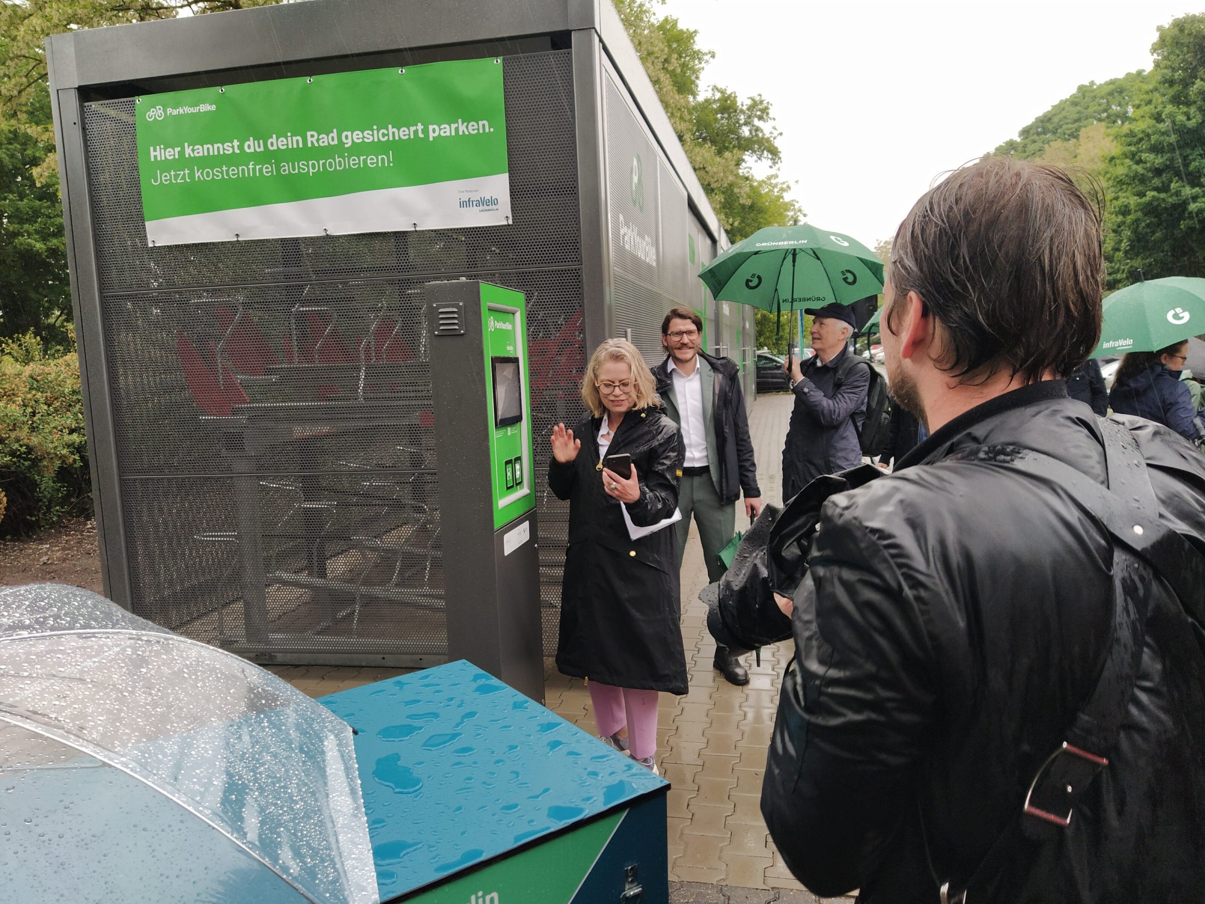 S-Bahnhof-Hermsdorf-Pendeln-mit-Rad-und-Bahn-Berlin-baut-Fahrradparkh-user