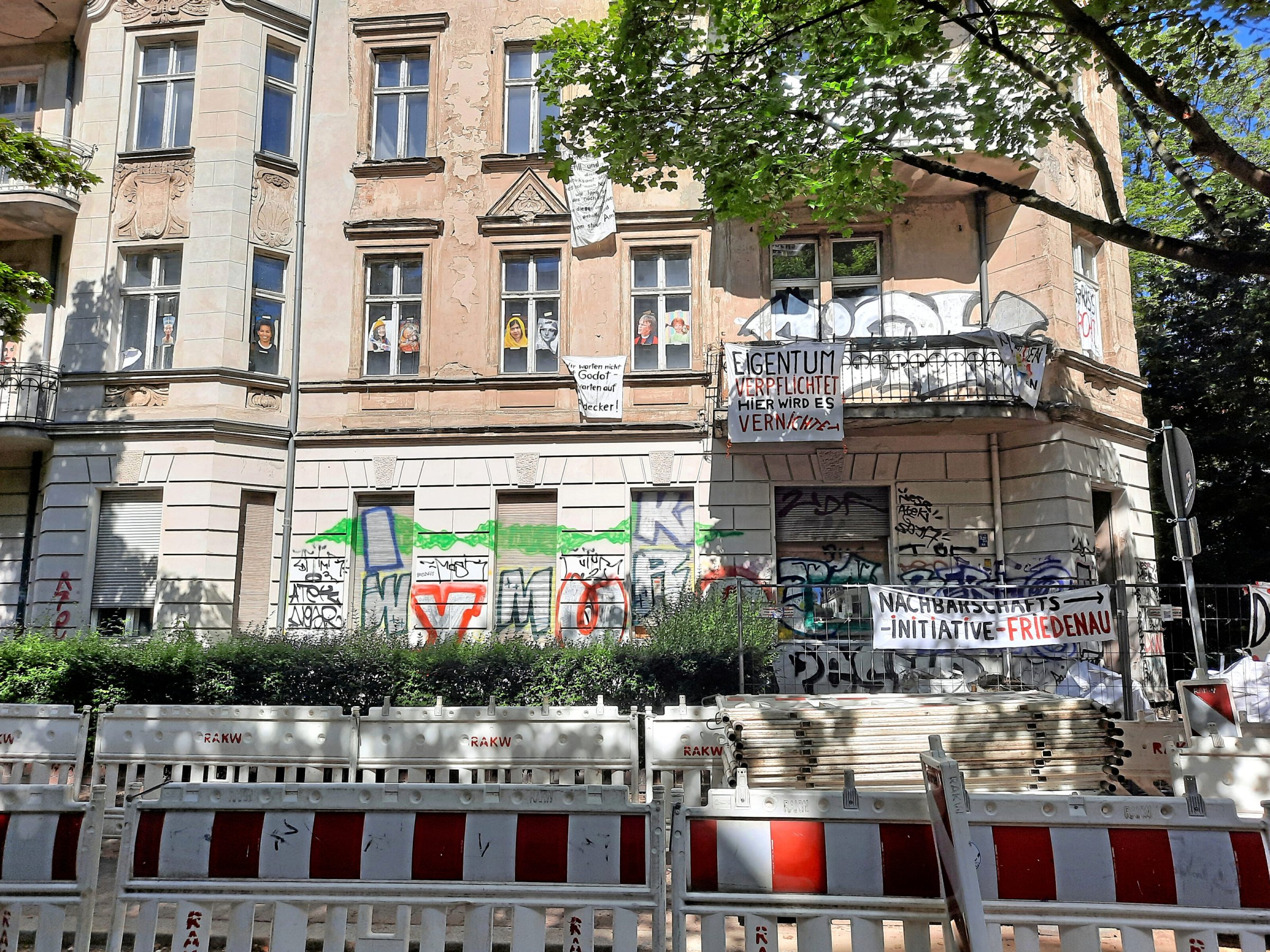 Leerstand-Das-Geisterhaus-Flora-21-Jahre-Leerstand-in-Friedenau