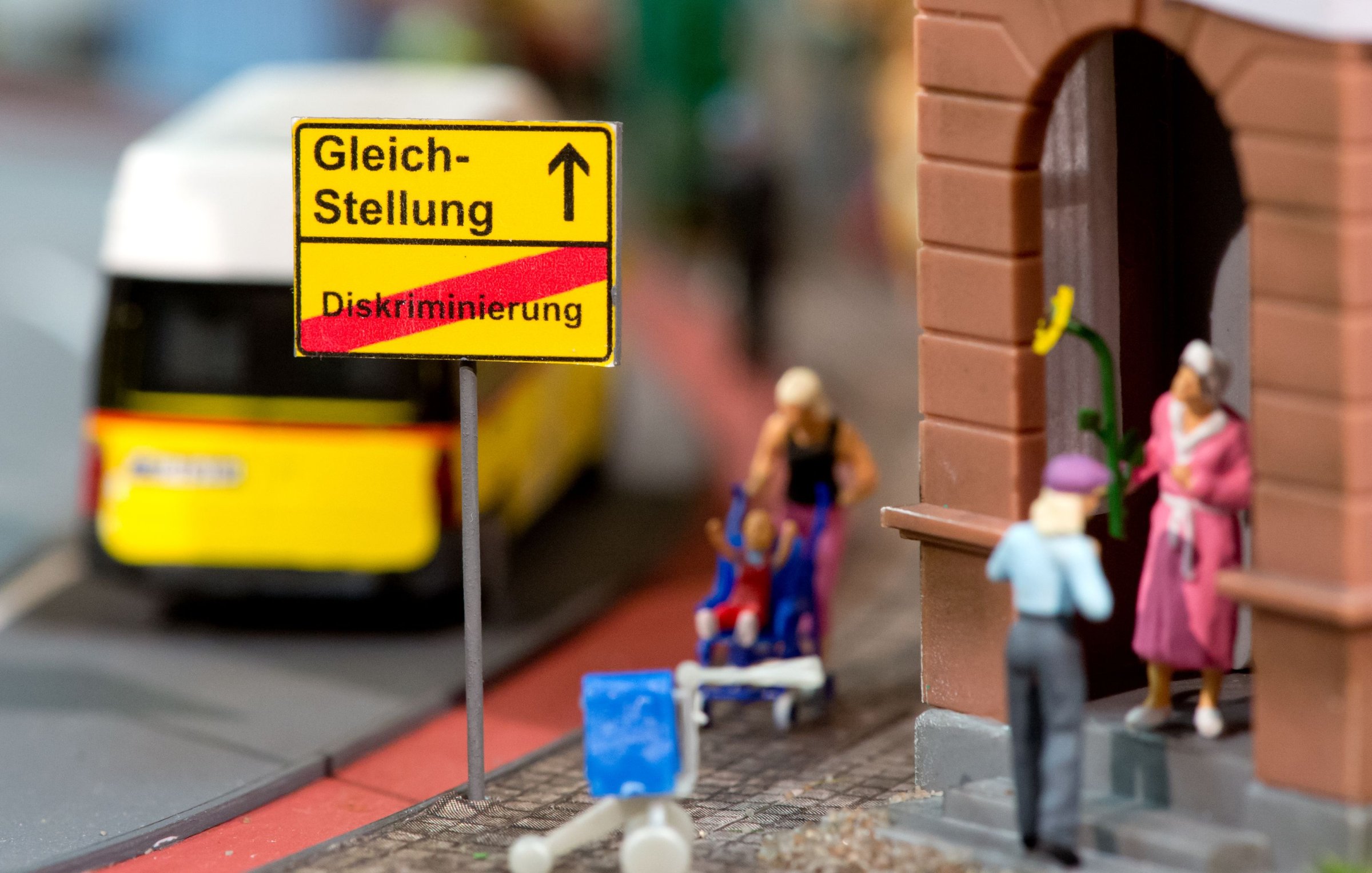 Diskriminierung-Umfrage-Jeder-F-nfte-erlebt-Diskriminierung-auf-dem-Amt