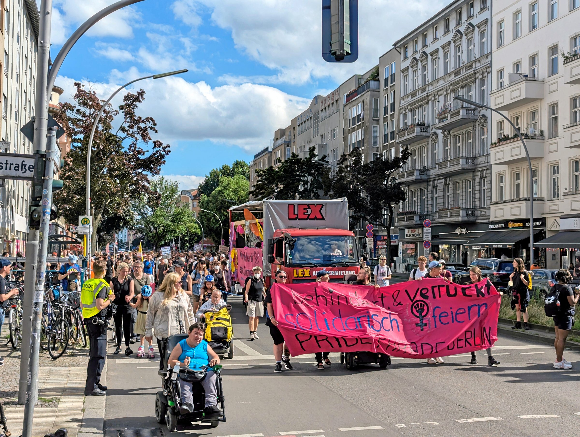 Inklusion-Pride-Parade-2025-Berlins-Stra-en-mit-Glitzerkr-cken-erobern