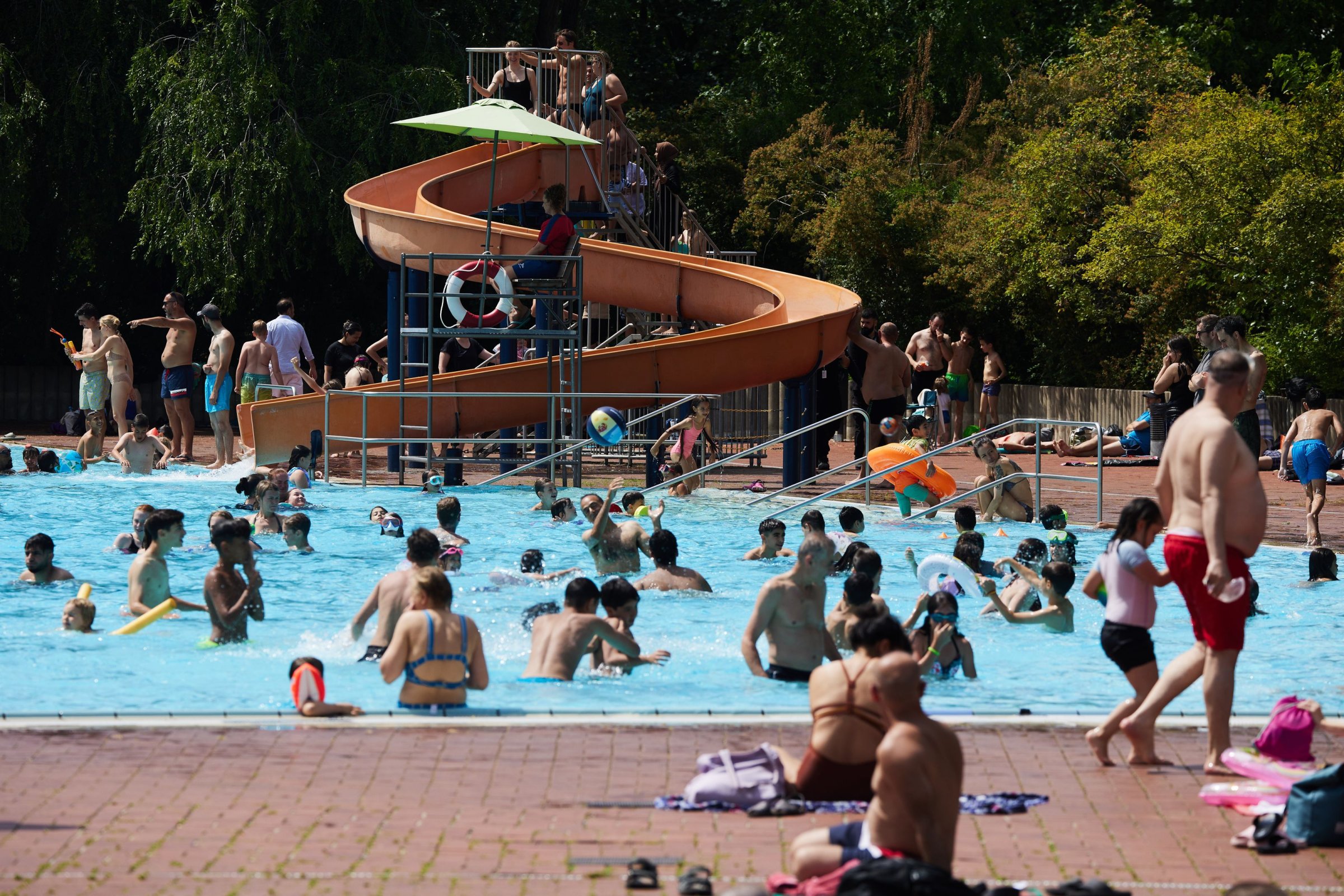 Schwimmb-der-Linke-will-Schwimmb-der-retten