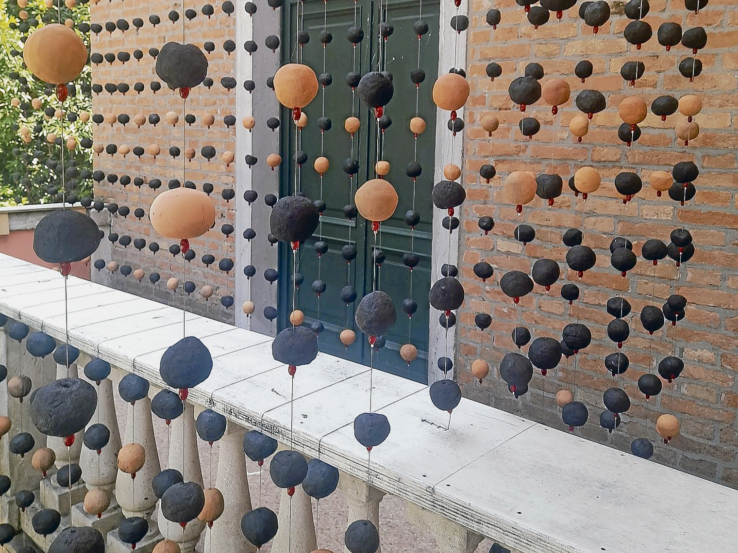 Antikoloniale-Kunst-Ein-Schleier-aus-Kohle-Glas-und-Lehm
