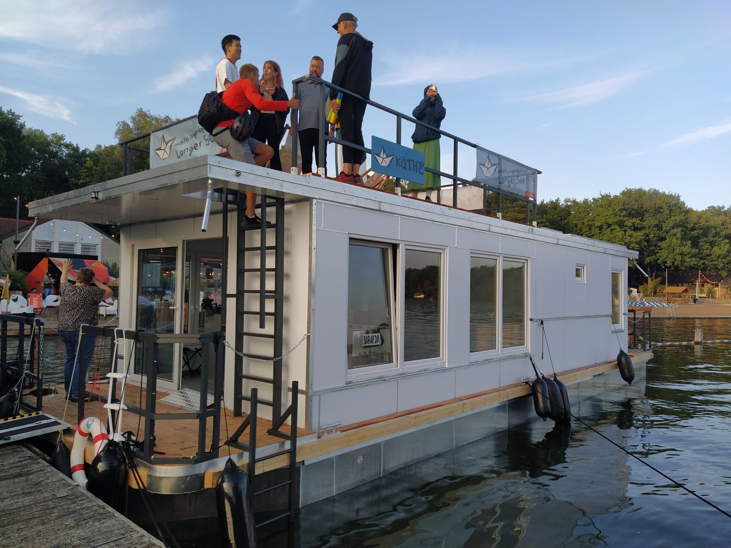 Jugend-Schwimmender-Jugendklub