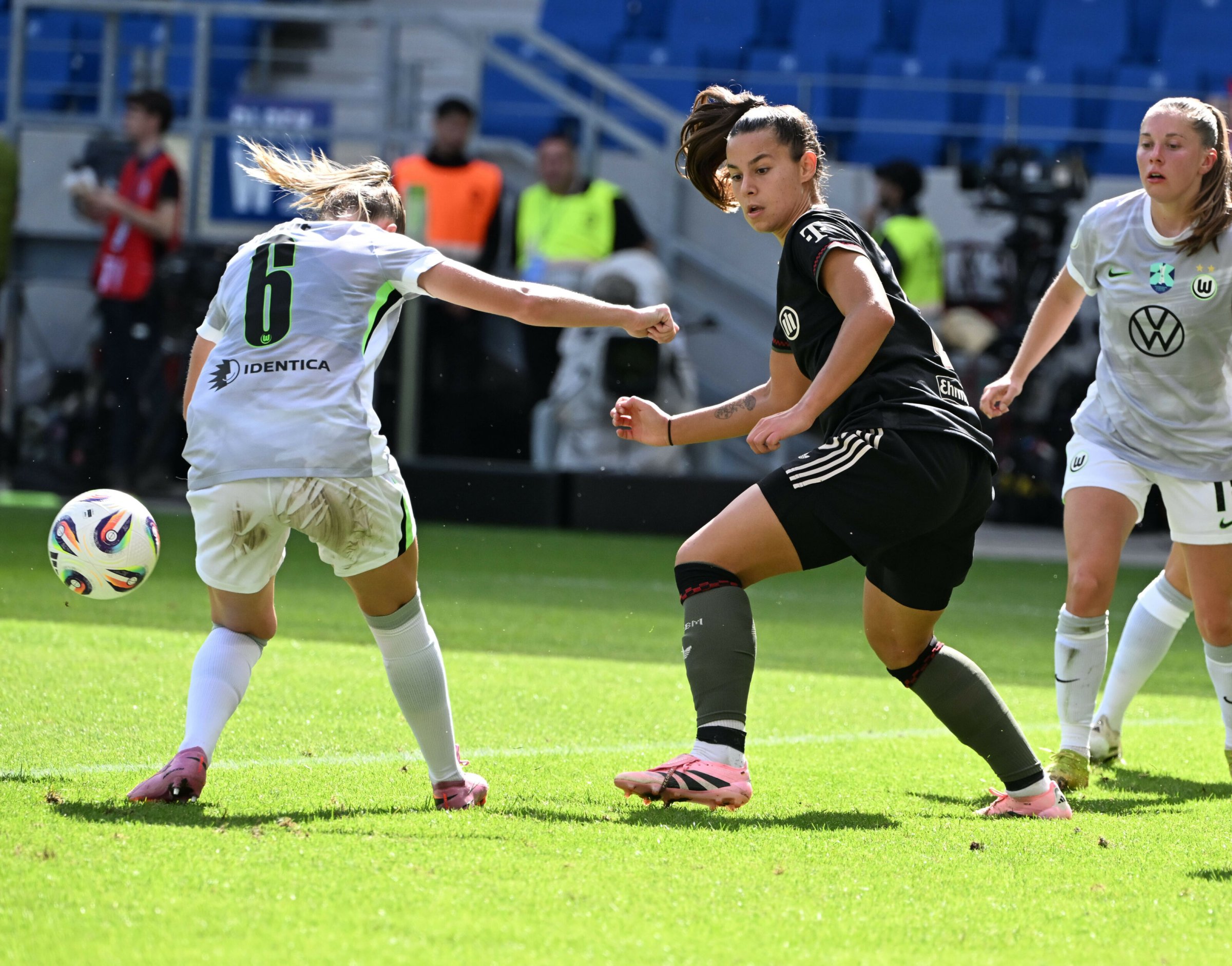Fu-ball-Lena-Oberdorf-feiert-Comeback-mit-Supercup-Sieg