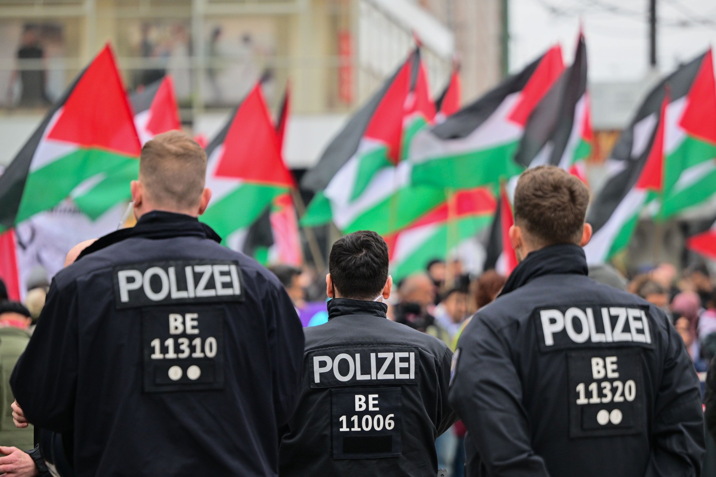 Pressefreiheit-Polizei-verhaftet-Journalisten-bei-Demo-und-erteilt-Platzverweis
