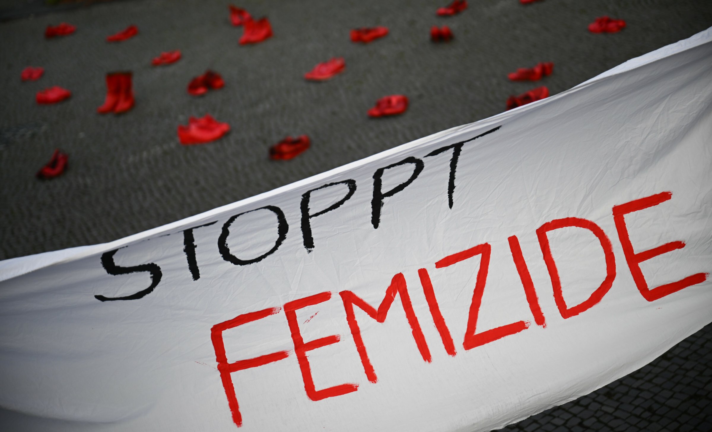 Gewalt-gegen-Frauen-Femizide-in-Berlin-Rote-Schuhe-in-Wilmersdorf