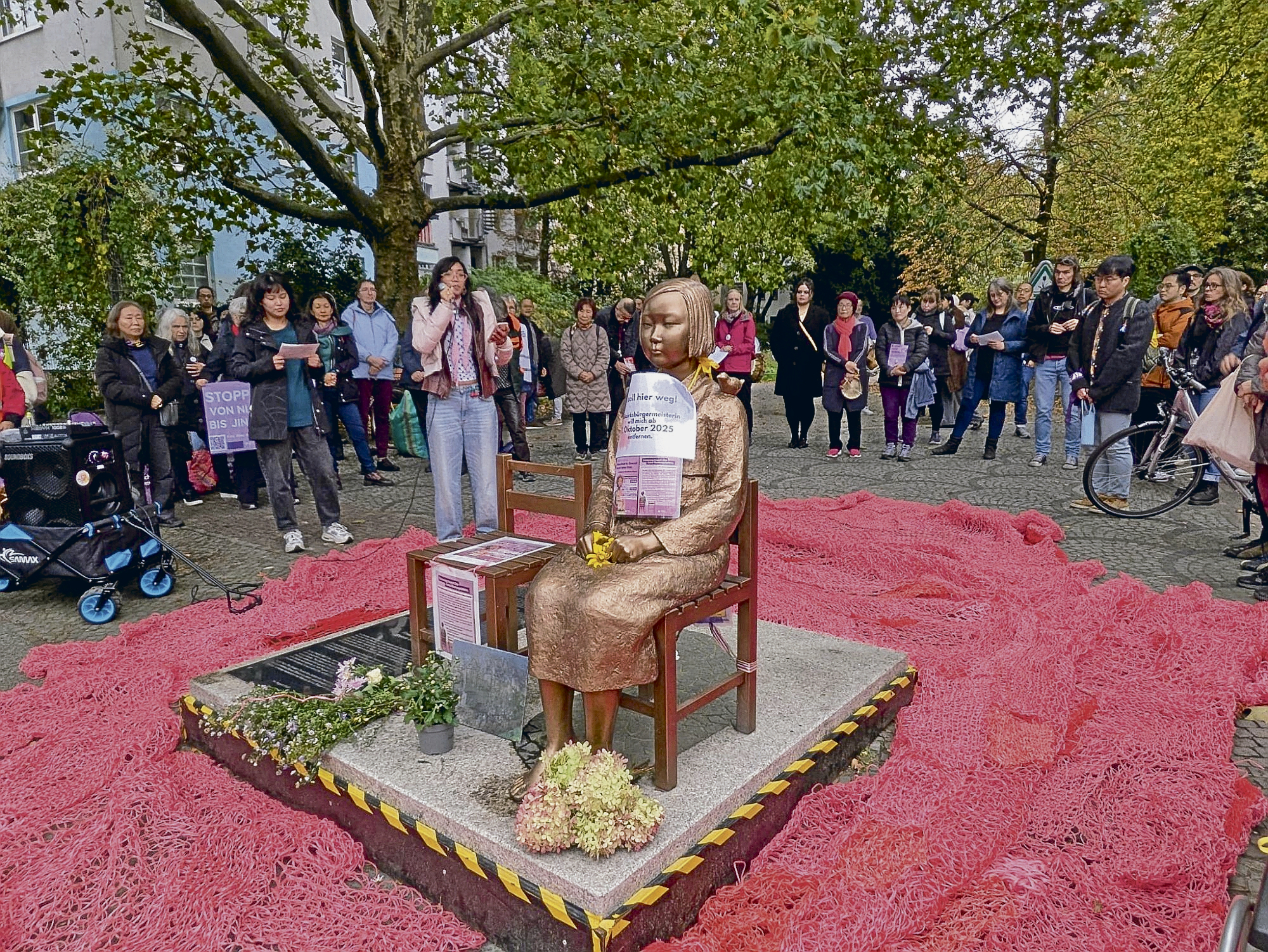 Friedensstatue-Ari-vereint-feministisches-Berlin