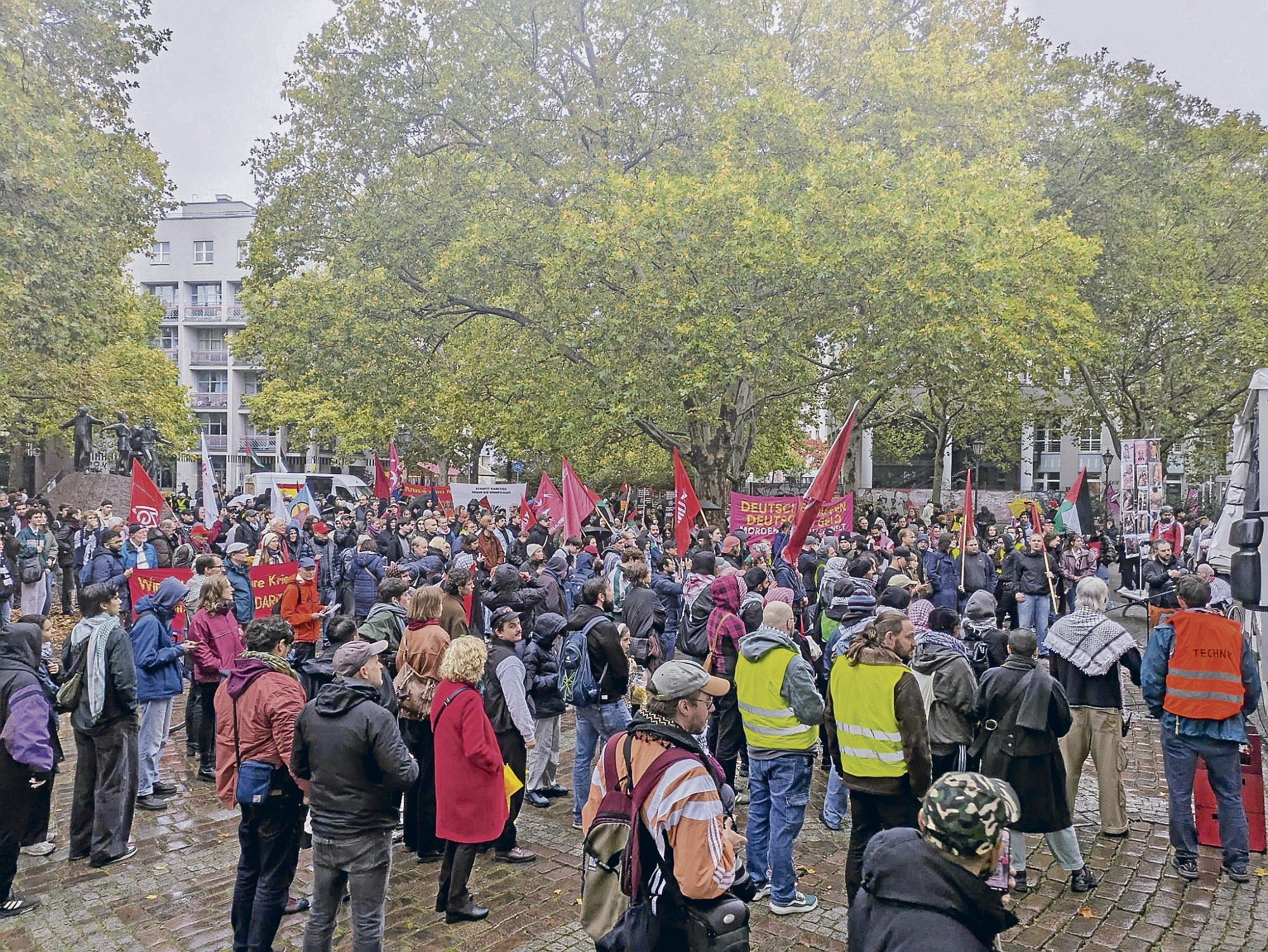Antimilitarismus-Geld-f-r-den-Kiez-statt-Waffen-f-r-den-Krieg