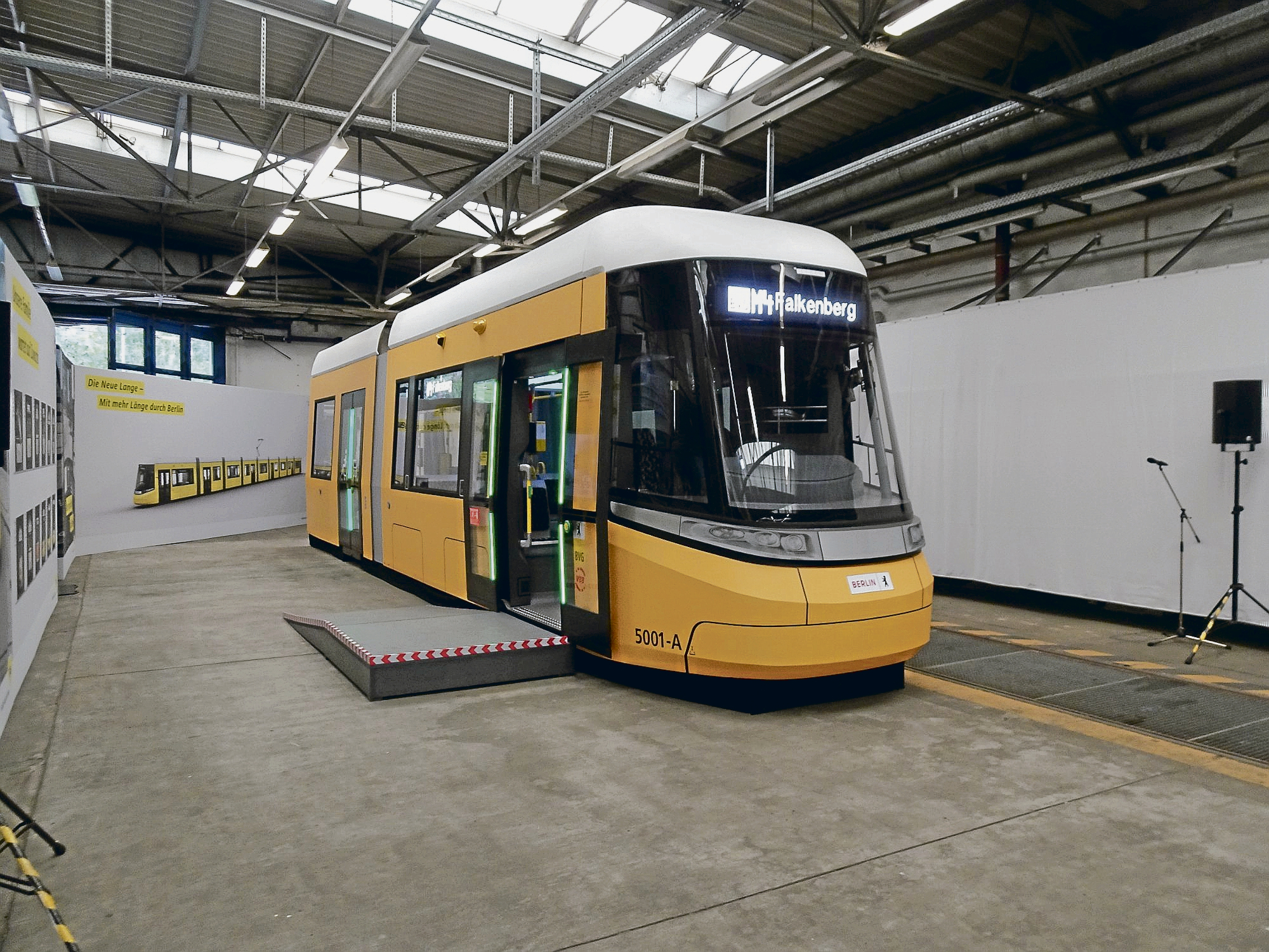 BVG-Tram-in-Berlin-Betriebshof-Modernisierung-auf-Eis-gelegt