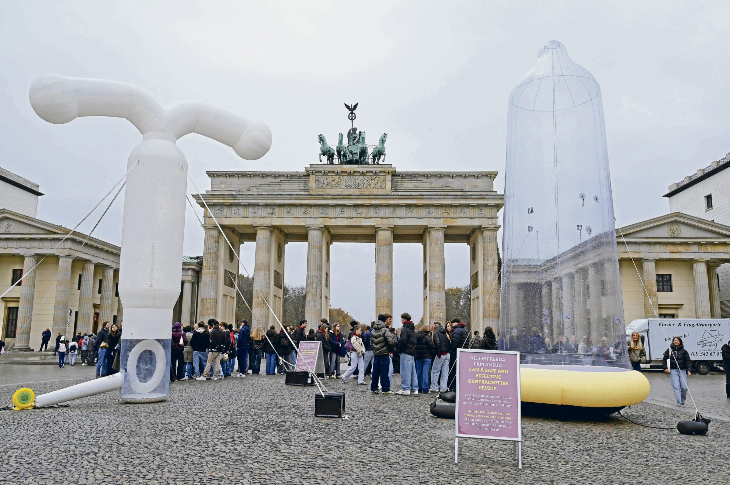 Sexuelle-Selbstbestimmung-Kondom-am-Brandenburger-Tor-Berlin-empf-ngt-Pariser