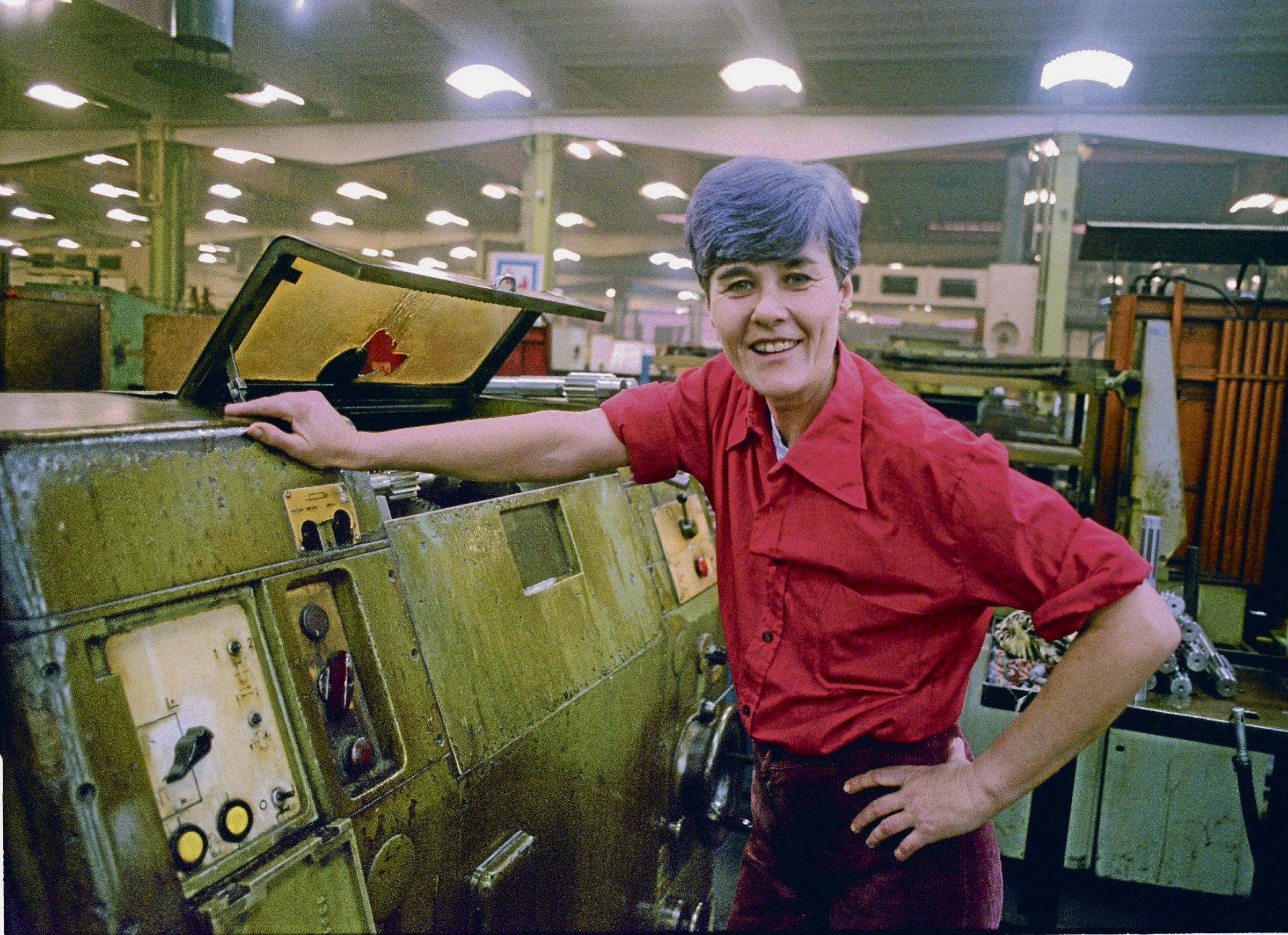 Einblick in den Maschinenraum der DDR: Frau aus dem Getriebewerk Brandenburg im Dezember '89.