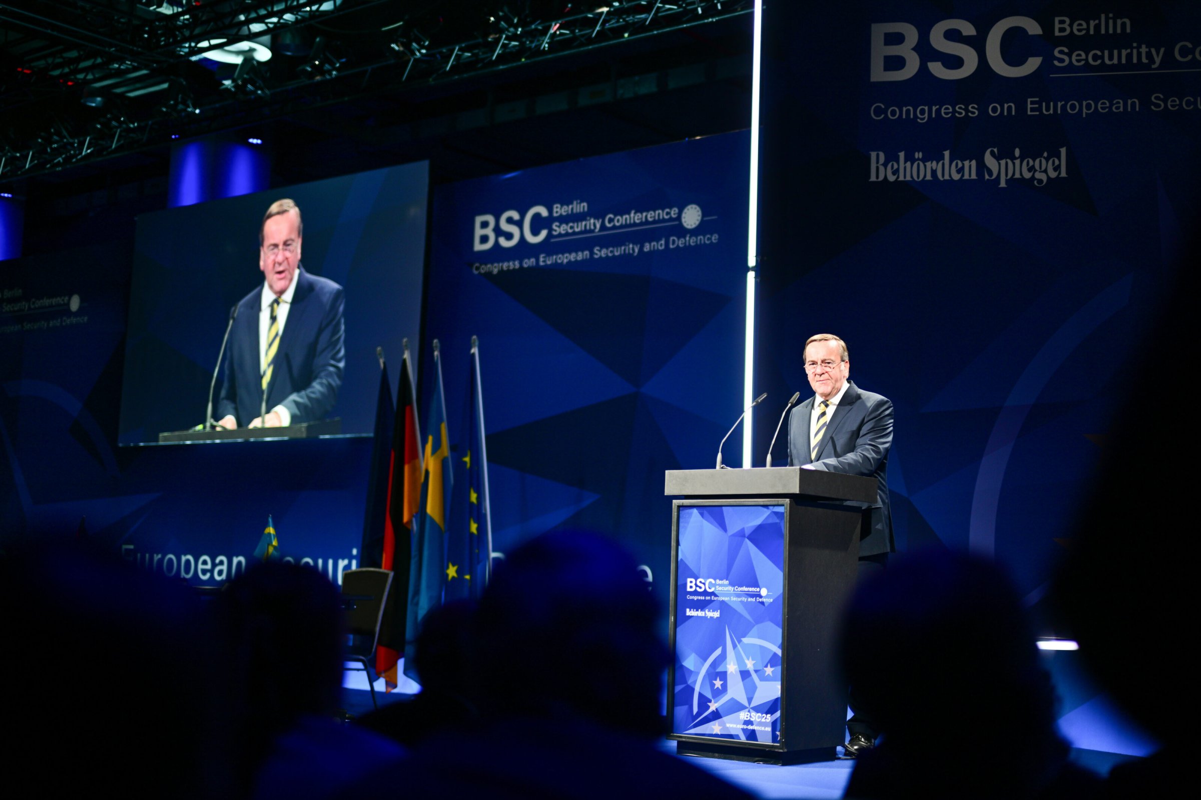 Militarisierung-Berlin-Mit-blutroter-Farbe-gegen-R-stungskonferenz