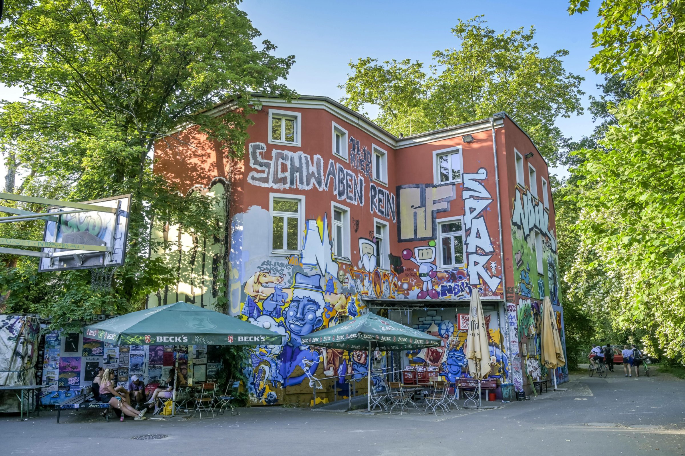 Alternative-Zentren-Verd-chtigt-und-bek-mpft