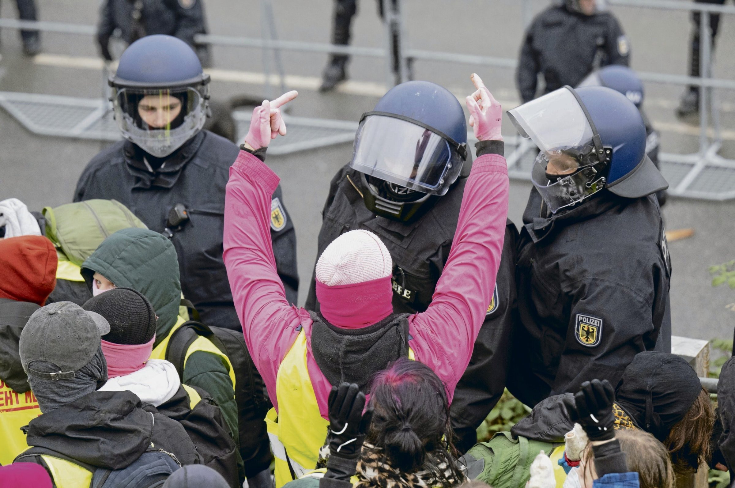 Widersetzen-in-Gie-en-Protest-gegen-AfD-Jugendverband-Antifa-in-der-Offensive