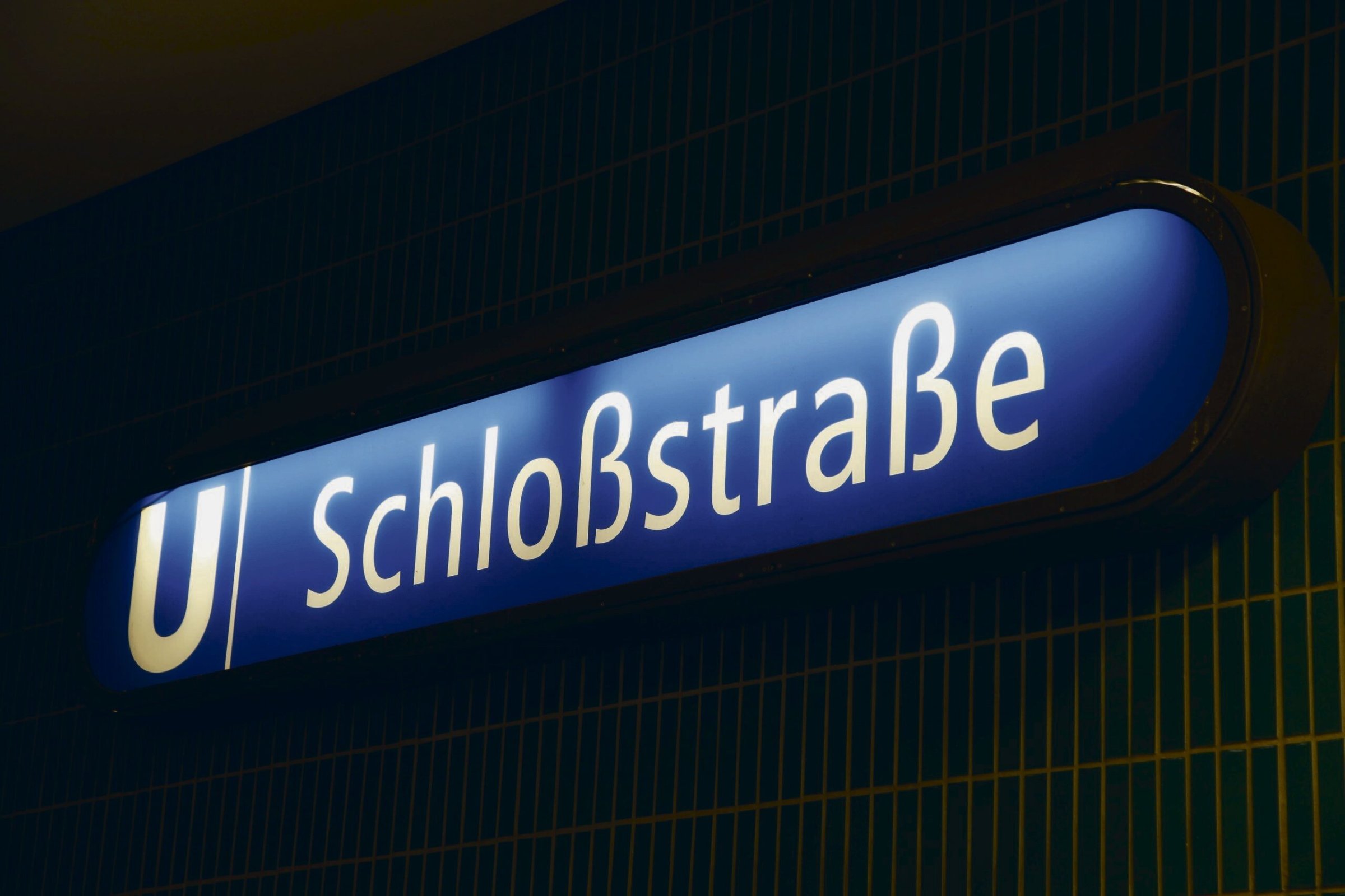 U9-Bahnhof-Schlo-stra-e-U-Bahn-Gelegenheit-macht-Br-nde