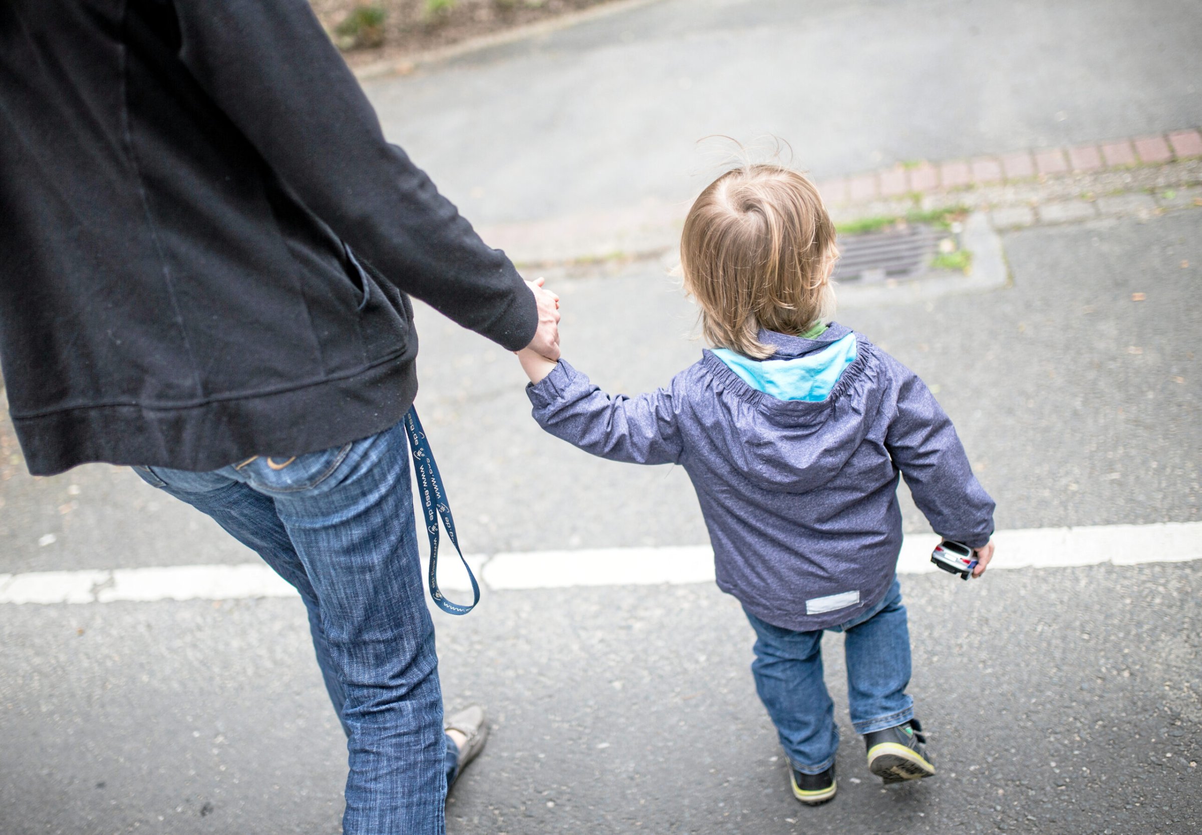 Familie-Neue-Analyse-Armutsrisiko-alleinerziehend-