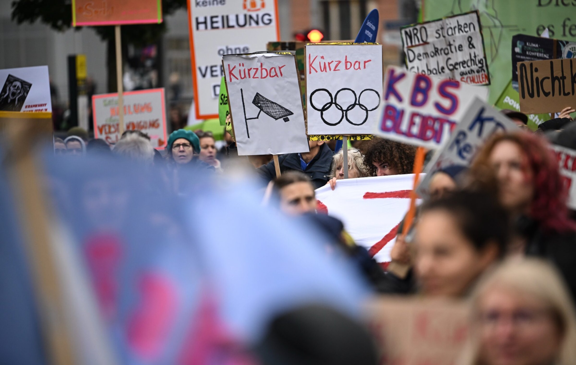 Finanzen-Haushalt-Berliner-B-ndnis-zeigt-rote-Karte-f-r-den-Rotstift