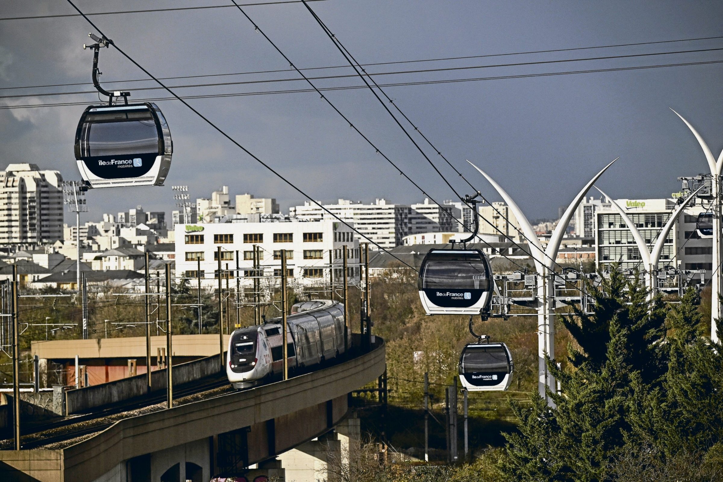 Innovative-Mobilit-t-Seilbahn-in-Paris-ber-Stra-en-hinweggleiten