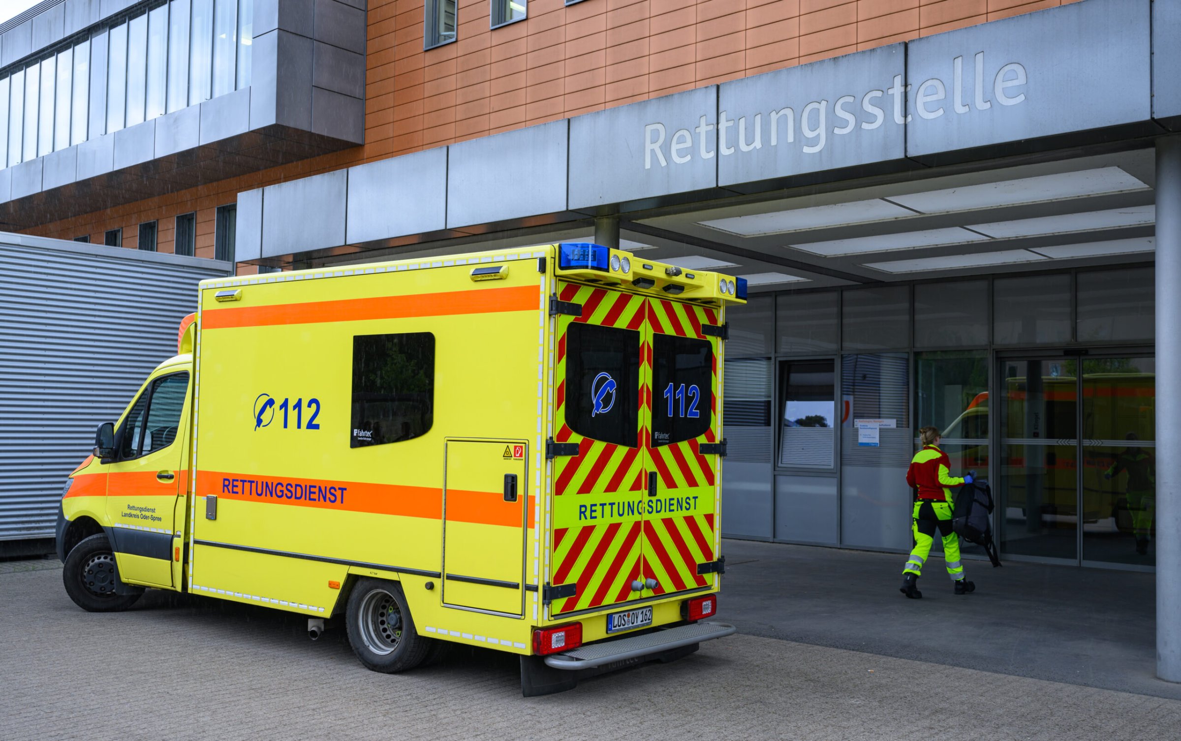 Gesundheit-Brandenburg-Lebensrettung-nur-gegen-Rechnung-