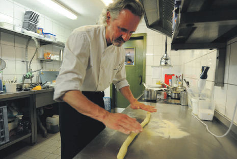 Andreas Staack bei Vorbereiten von Gnocchi in seiner Küche in Bad Saarow.