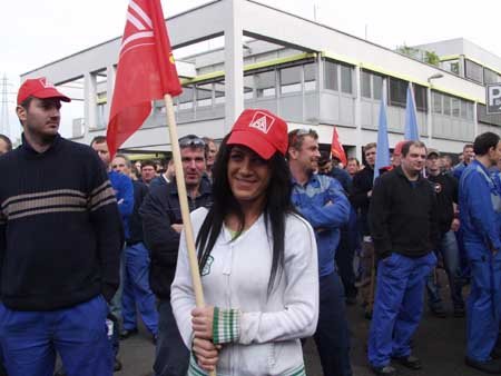 Schweißanlagenbedienerin Sevgi Yazici bei den Protesten in Mettingen