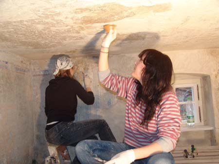 Schicht f&#252;r Schicht mit Skalpell und Spachtel: angehende Restaurateurinnen bei der Arbeit
