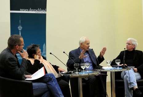 Mit Schmitt und Modrow gingen Gabriele Oertel und Tom Strohschneider am 7. Oktober 2014 in Berlin der Frage nach, »Wessen Revolution? « der Aufbruch von 1989 war. Ein Teil des Gesprächs ist hier dokumentiert.