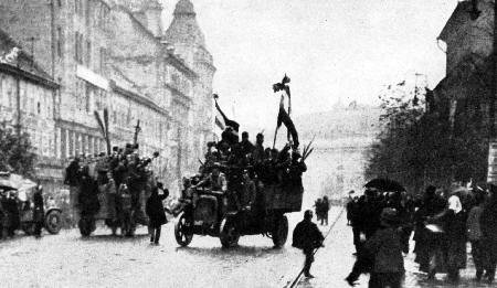Revolutionäre Soldaten und Arbeiter erobern die Straßen von Budapest, 29. Oktober 1918